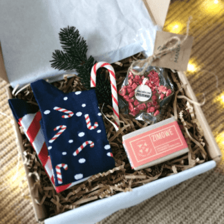 Na zdjęciu jest paczka prezentowa "świąteczny prezent dla każdego".