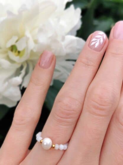 Na zdjęciu jest dłoń z pierścionkiem o nazwie "Kobiece piękno".