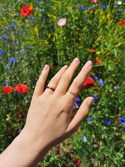 Na zdjęciu jest dłoń z pierścionkami Błyskotki oraz Pewność siebie.