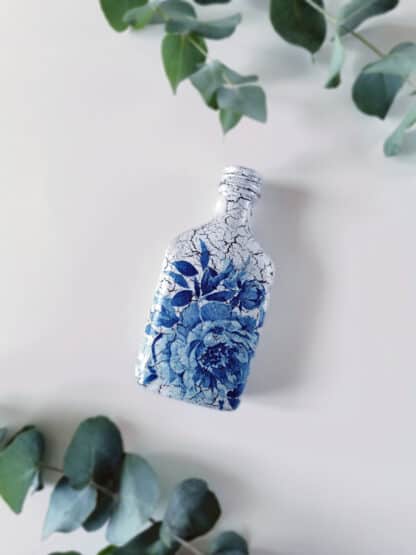 butelka w niebieskie róże