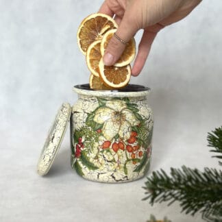 Na zdjęciu jest słoik zdobiony metodą decoupage z motywem świątecznym - ostrokrzew i jemioła.
