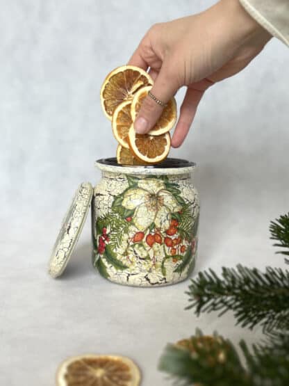 Na zdjęciu jest słoik zdobiony metodą decoupage z motywem świątecznym - ostrokrzew i jemioła.