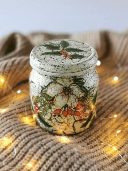 Na zdjęciu jest słoik zdobiony metodą decoupage z motywem świątecznym - ostrokrzew i jemioła.