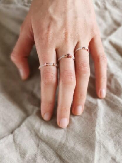 Na Na zdjęciu jest zestaw pierścionków o nazwie "Miłość" na dłoni.
