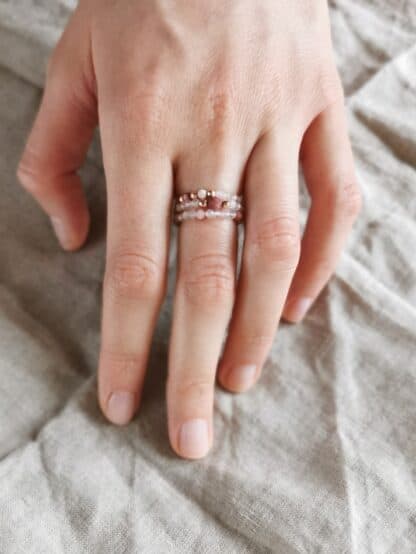 Na Na zdjęciu jest zestaw pierścionków o nazwie "Miłość" na dłoni.