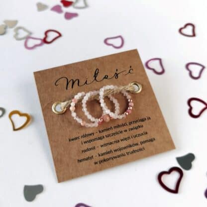 Na zdjęciu jest zestaw pierścionków o nazwie "Miłość".