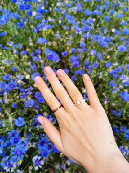 Na zdjęciu jest dłoń z pierścionkami Kobiece piękno oraz Pewność siebie.