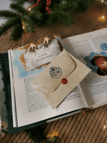 Na zdjęciu jest prezent świąteczny w stylu Harry'ego Pottera "Święta w Hogwarcie".