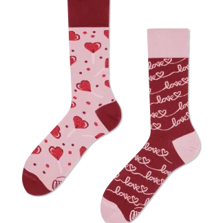 Na zdjęciu są skarpetki "LOVE STORY"