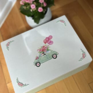 Na zdjęciu jest skrzynka prezentowa lub pudełko na koperty na ślub: "Just married".