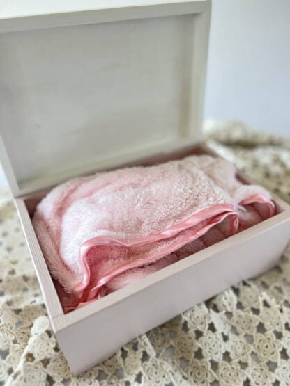 Na zdjęciu jest skrzynka prezentowa na chrzest lub baby shower: "Różowe baloniki", a w środku różowy szlafroczek.