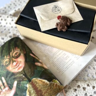 Na zdjęciu jest paczka prezentowa "Życzenia z Hogwartu".