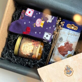 Na zdjęciu jest paczka prezentowa "Życzenia z Hogwartu".