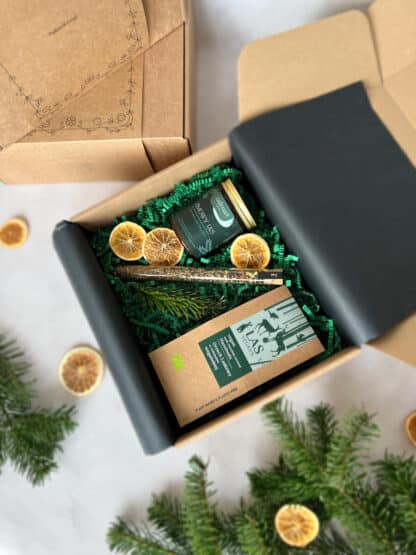 Na zdjęciu jest wegański prezent świąteczny "Zimowy las".