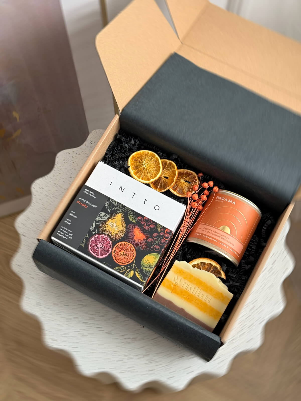 Na zdjęciu jest prezent świąteczny "Świąteczne pomarańcze"