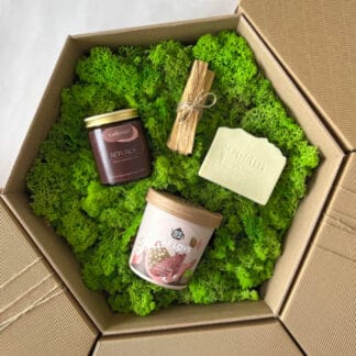 Na zdjęciu jest prezent "Rytuały" w sześciokątnym pudełku.
