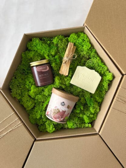 Na zdjęciu jest prezent "Rytuały" w sześciokątnym pudełku.
