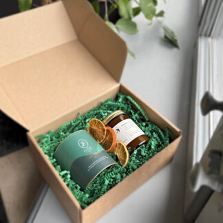 Na zdjęciu jest prezent "Zimowy las" z herbatą oraz świecą