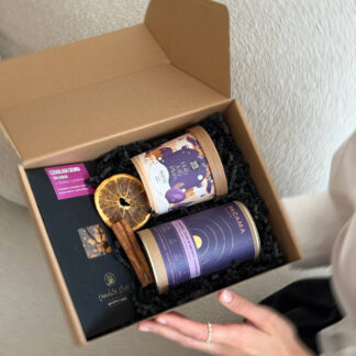 Na zdjęciu jest prezent "Śliwka w świątecznym kompocie", który zawiera suszone śliwki, herbatę Holly Plum oraz czekoladę ze śliwką.