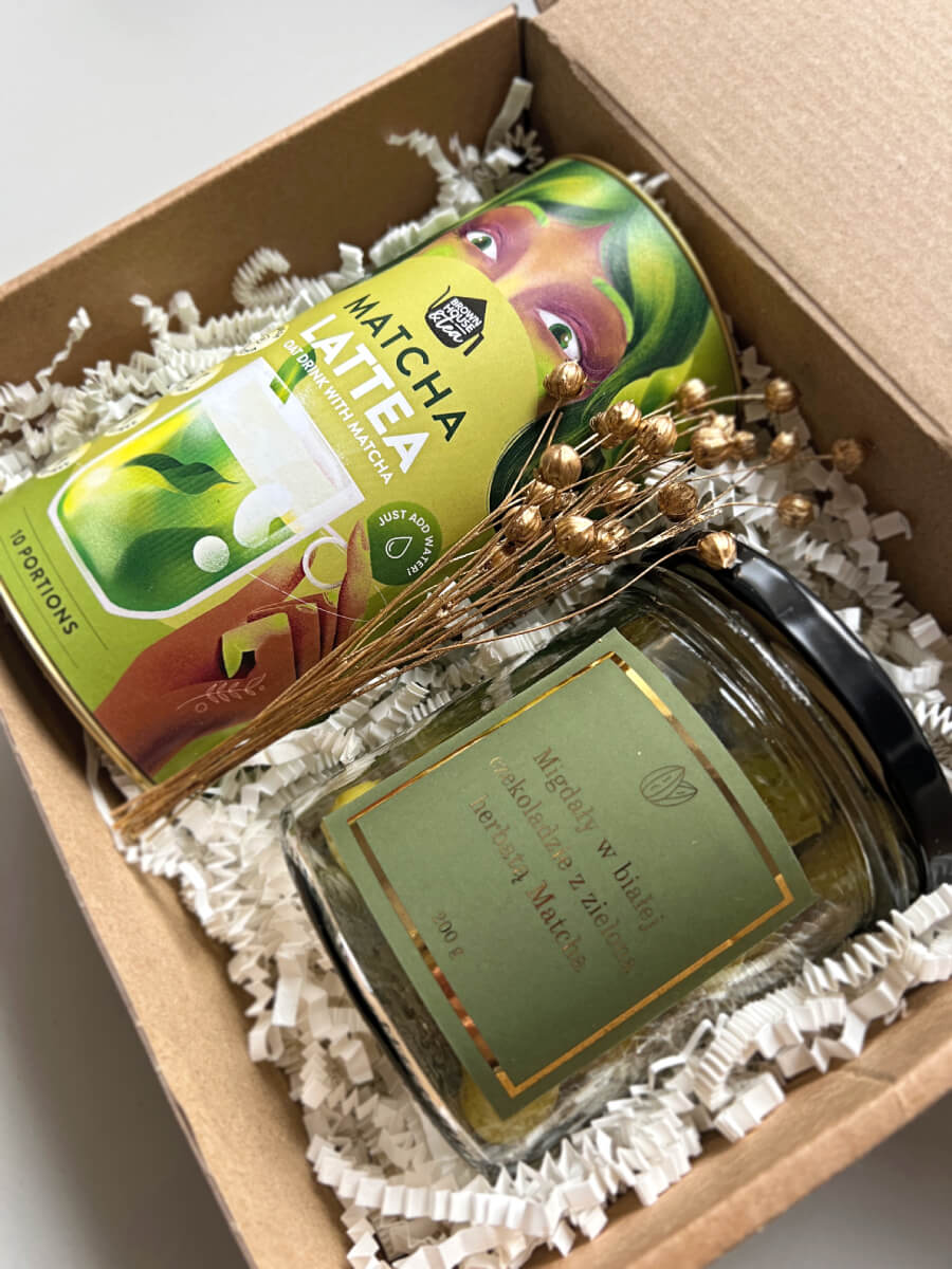Na zdjęciu jest prezent "MATCHUJEMY" z migdałami z dodatkiem matchy oraz Matcha Lattea