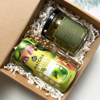 Na zdjęciu jest prezent "MATCHUJEMY" z migdałami z dodatkiem matchy oraz Matcha Lattea