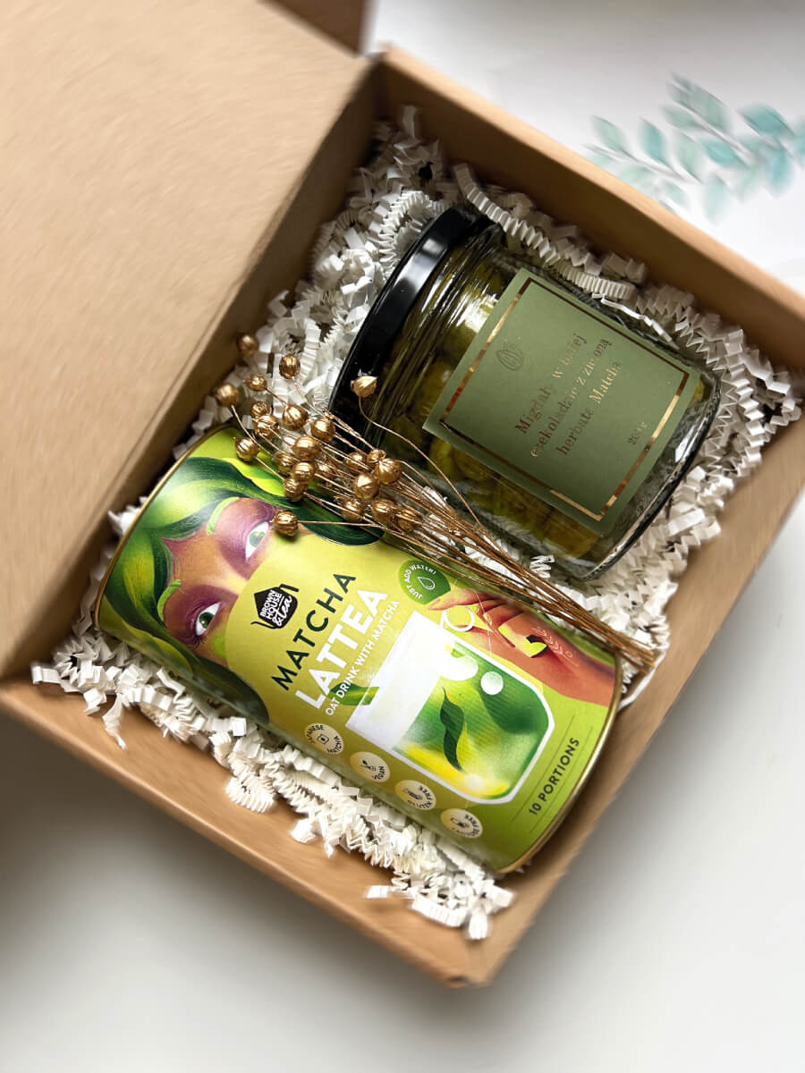 Na zdjęciu jest prezent "MATCHUJEMY" z migdałami z dodatkiem matchy oraz Matcha Lattea