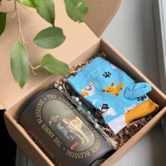 Na zdjęciu jest prezent dla psiarzy "Pieskie życie" z herbatą i kolorowymi skarpetkami