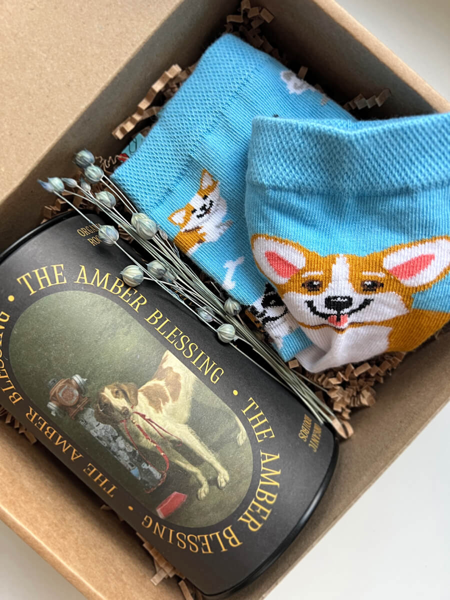 Na zdjęciu jest prezent dla psiarzy "Pieskie życie" z herbatą i kolorowymi skarpetkami